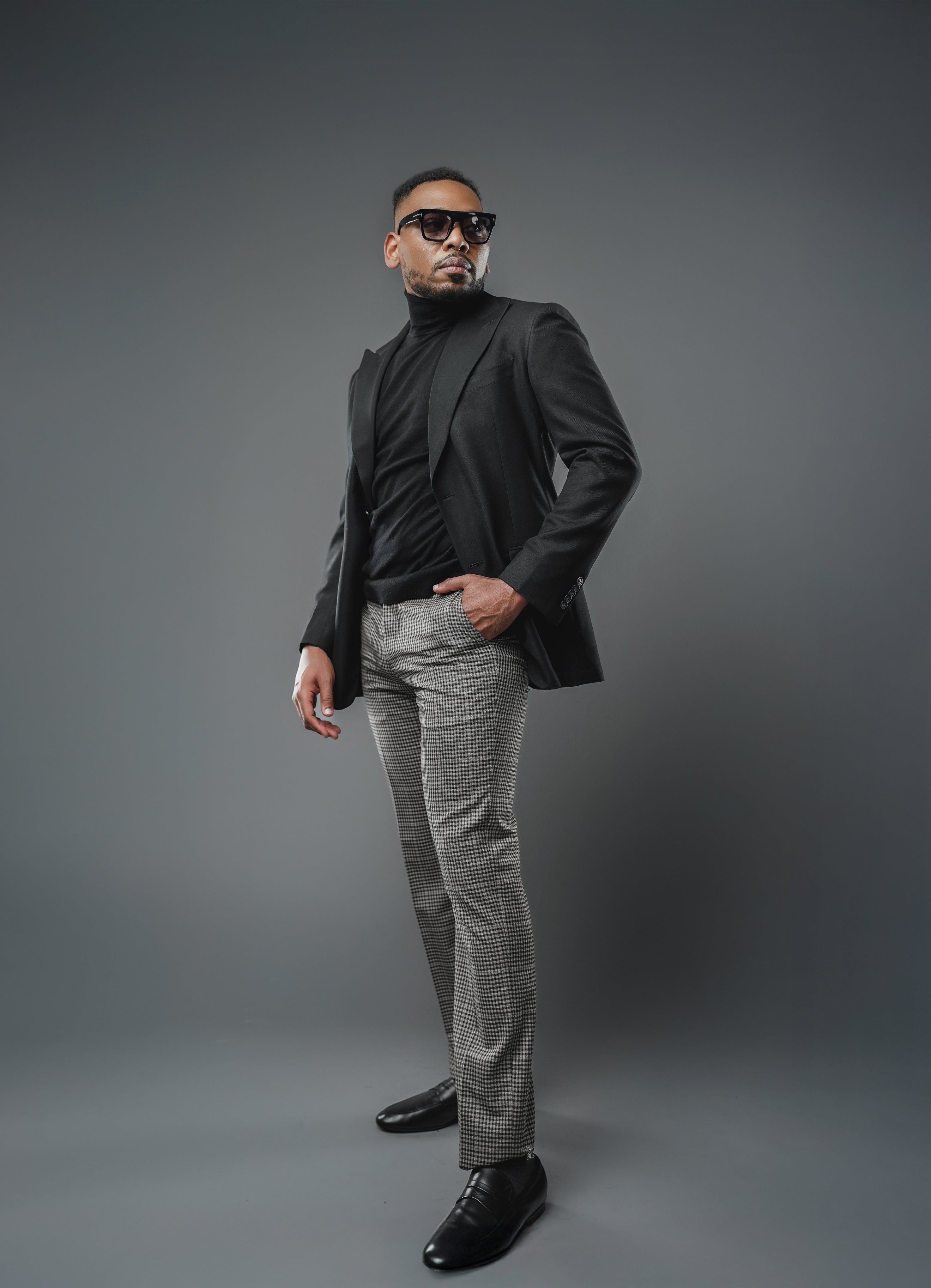 Men's Relaxed Plaid Charcoal Trousers