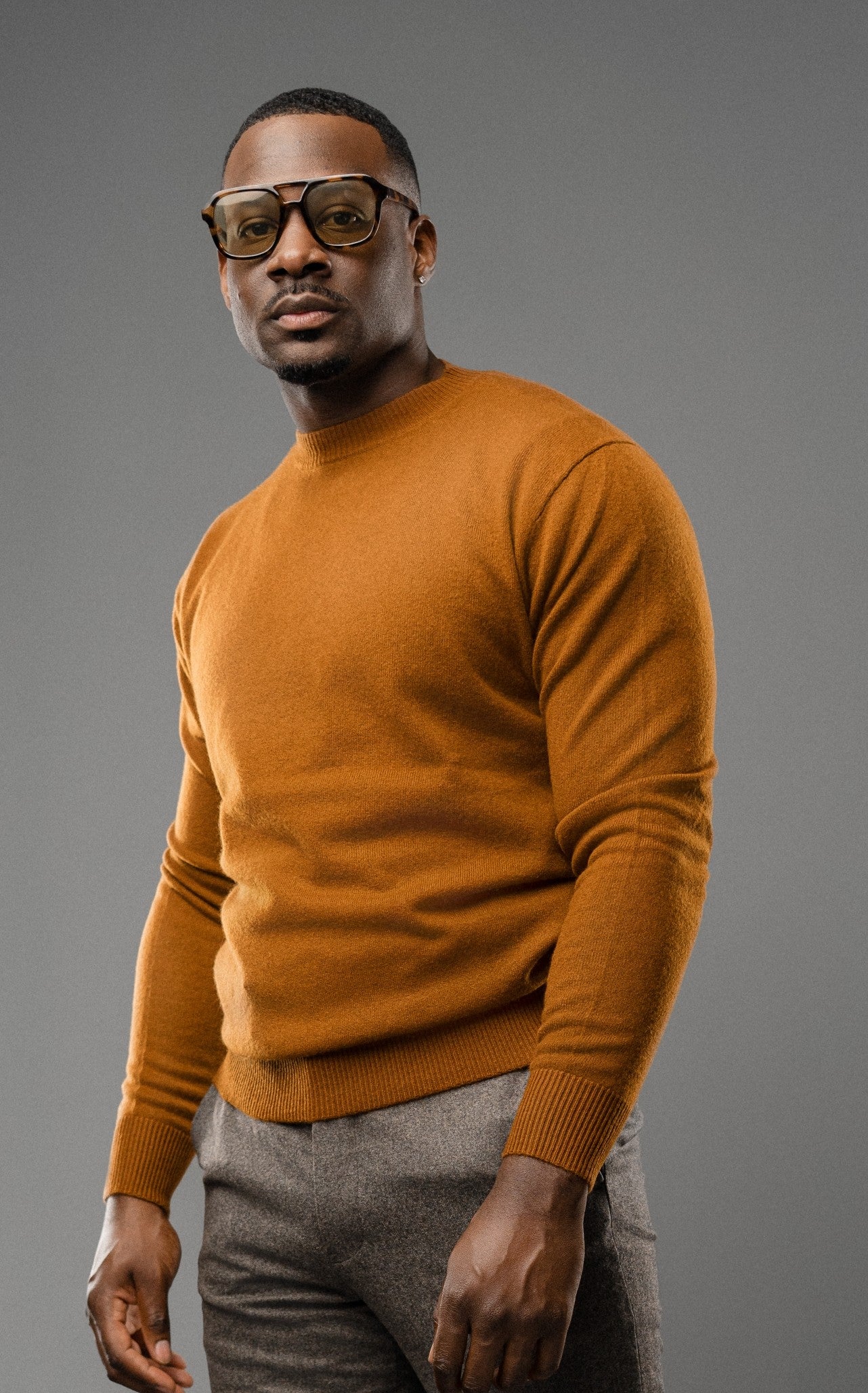 TOBACCO CASHMERE CREWNECK SWEATER