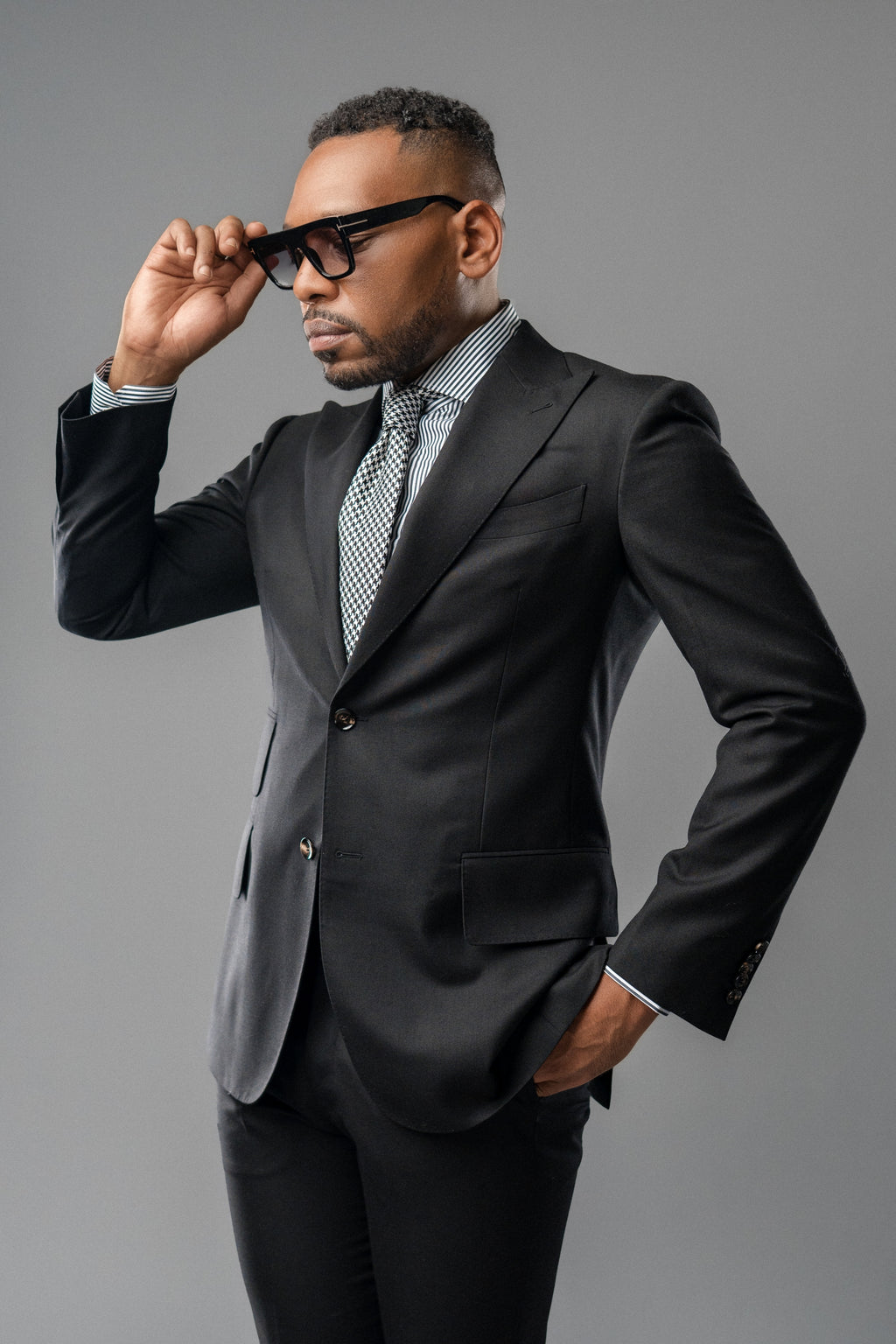 BLACK WOOL TAILORED FIT CLAIBORNE SINGLE-BREASTED SUIT